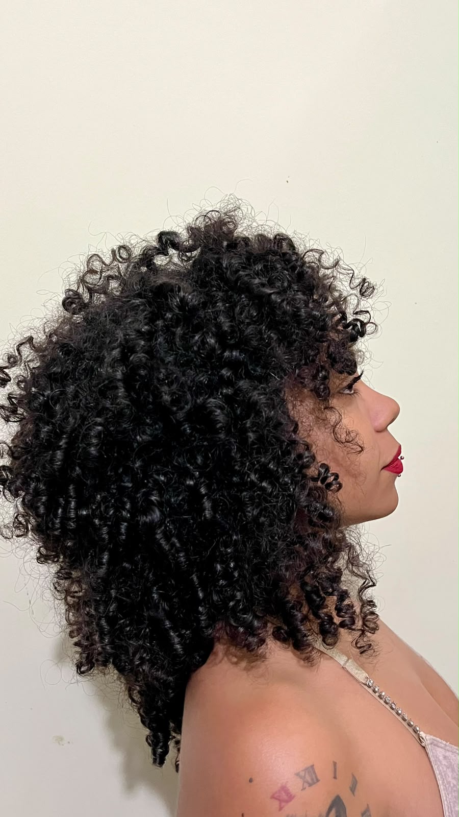 Cabelo cacheado definido após corte